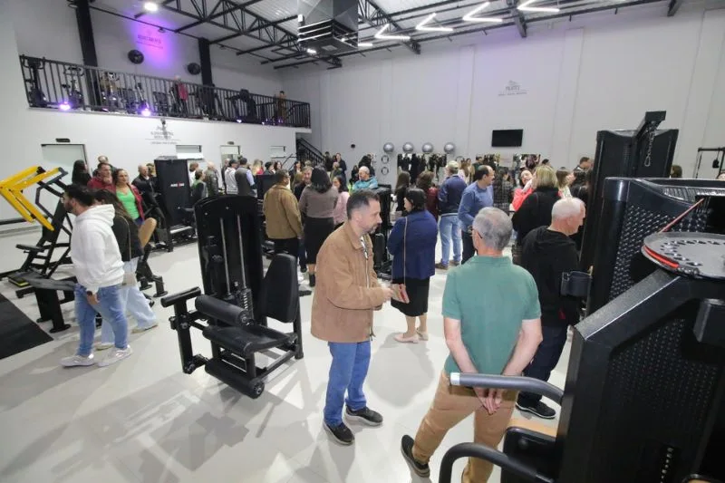 Visitantes conhecendo os equipamentos da nova unidade