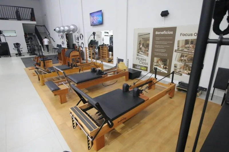 Estúdio de Pilates com equipamentos reformer