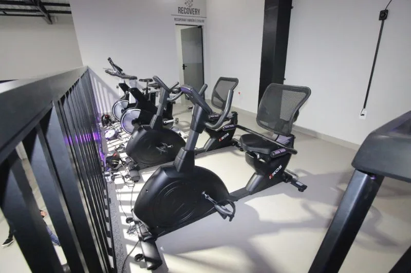 Sala de recovery com bikes e esteiras