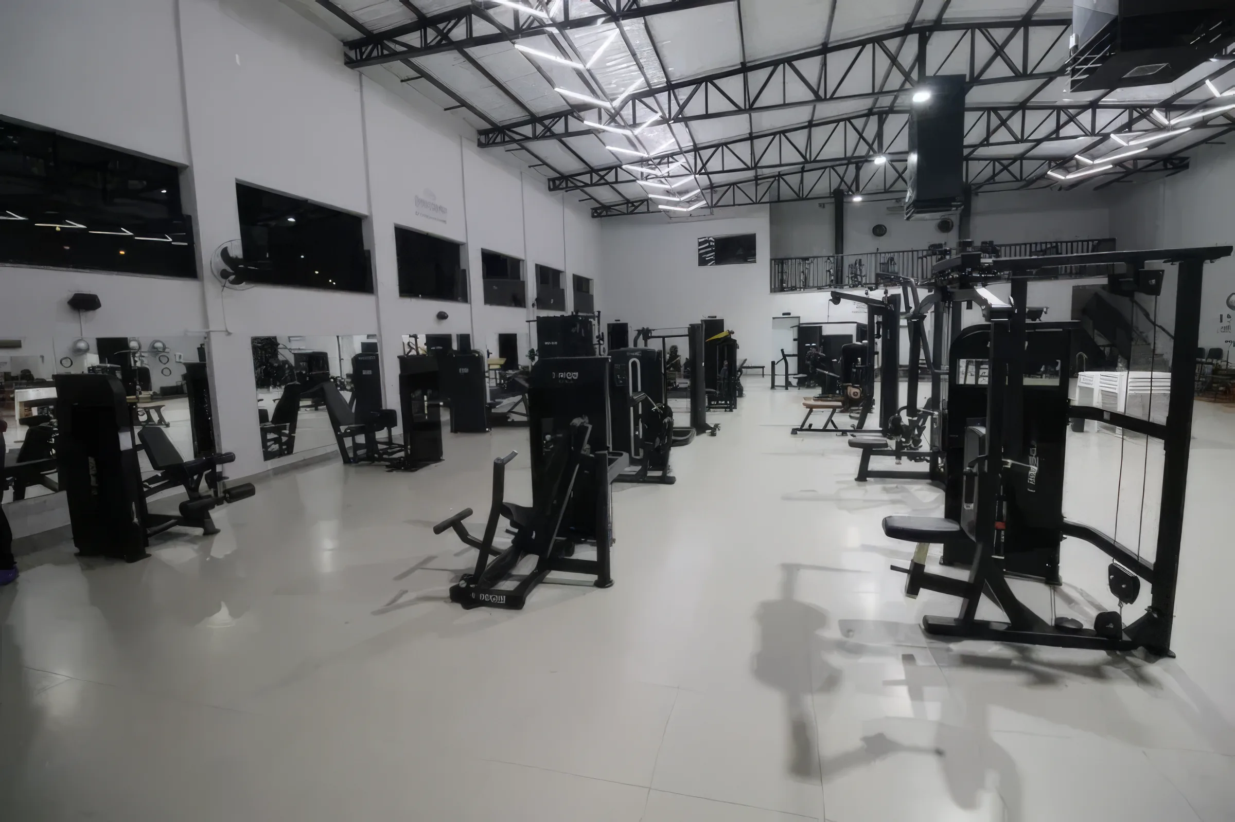 Salão de treino da Fisio First com equipamentos de musculação